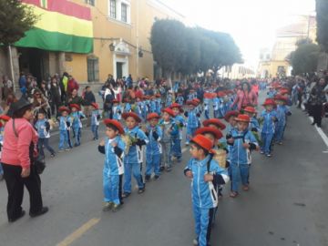 Bailarines llegan a la plaza 10 de Noviembre.
