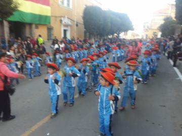 Bailarines llegan a la plaza 10 de Noviembre.
