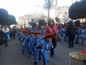 Bailarines llegan a la plaza 10 de Noviembre.