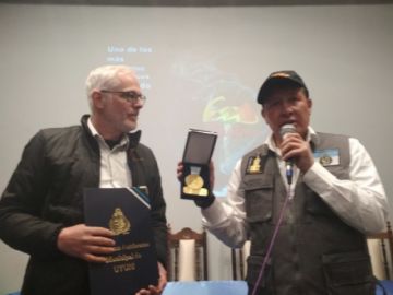 Rafael Ibáñez (i), concejal de Uyuni, entrega el 