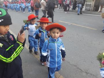 Bailarines llegan a la plaza 10 de Noviembre.