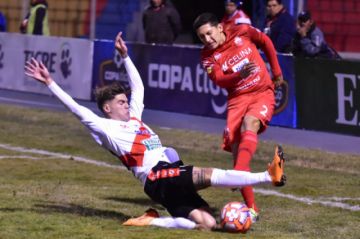 Bruno Pascua se barre en busca de quedarse con el balón.