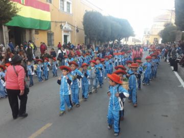 Bailarines llegan a la plaza 10 de Noviembre.