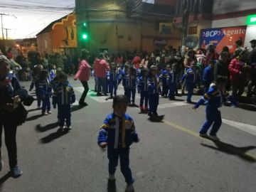 Las niñas danzan por las calles.