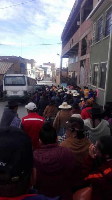 La marcha recorre las calles de la zona alta.