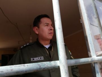 Este es el capitán que impide el ingreso de la prensa, siendo pública la audiencia cautelar
