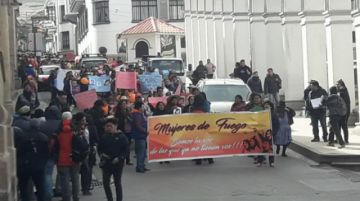 Se acercan a la plaza 10 de Noviembre.