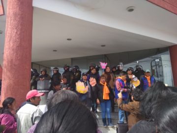Se concentran en las puertas del Tribunal de Justicia.
