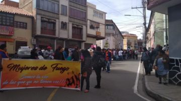 Se dirigen a los tribunales de justicia.