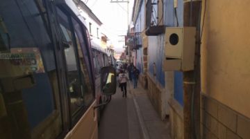 Marcha ocasiona el congestionamiento del tráfico vehicular en el centro de Potosí.