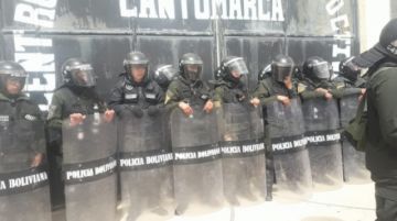 Los policías formaron un muro de contención.
