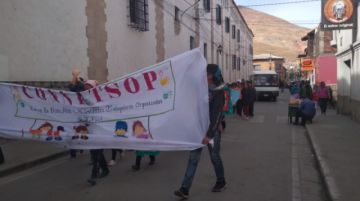 Los niños, niñas adolescentes trabajadores marchan.
