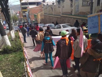 La marcha se desvía y toma la calle Antofagasta.