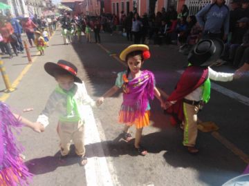 Bailan y se divierten sanamente.