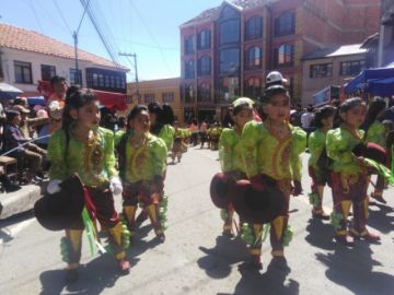 Bailan y se divierten sanamente.