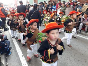 Bailan y se divierten sanamente.