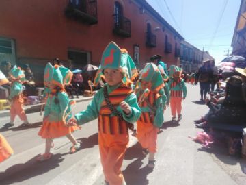 Bailan y se divierten sanamente.