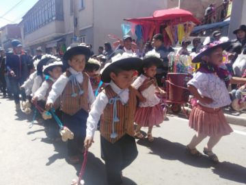 Bailan y se divierten sanamente.