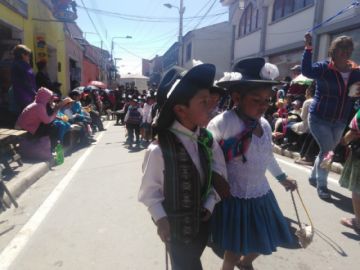 Bailan y se divierten sanamente.
