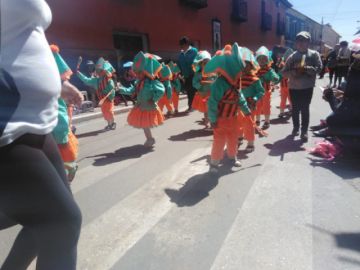 Bailan y se divierten sanamente.