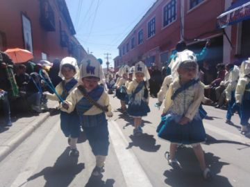 Bailan y se divierten sanamente.