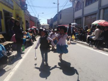 Bailan y se divierten sanamente.