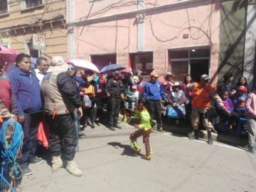 Bailan y se divierten sanamente.