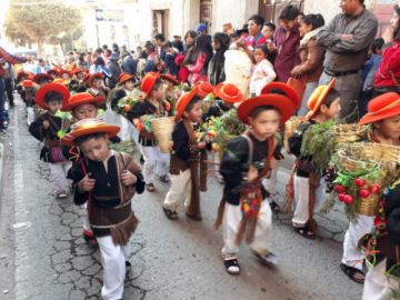 Bailan y se divierten sanamente.