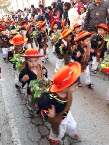 Bailan y se divierten sanamente.