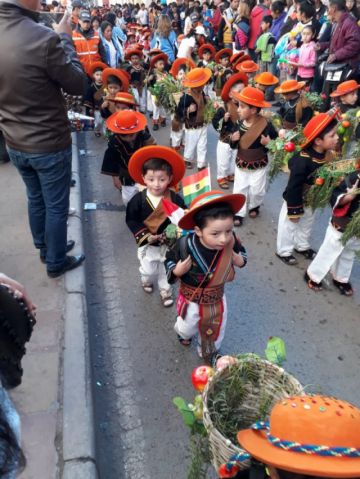 Bailan y se divierten sanamente.