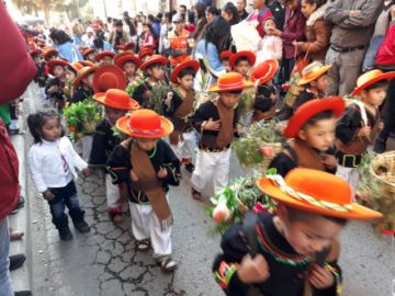 Bailan y se divierten sanamente.