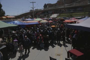 Hay comida y conjuntos folklóricos.