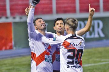 De izq. a der. Enzo Maidana, Edsón Pérez y Bruno Pascua festejan el gol.