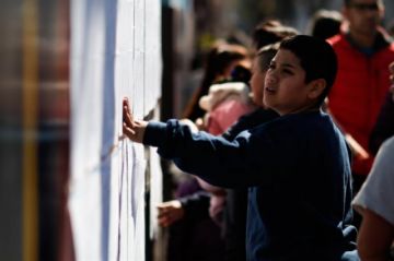 Votantes buscando su nombre en las listas.