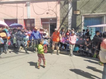 El personal de seguridad le abre paso a esta caporala.