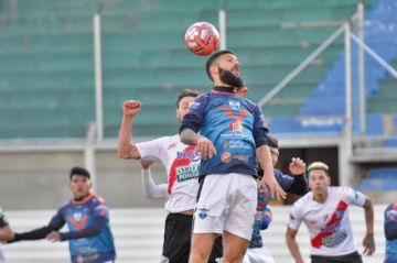 La zaga de Sport Boys despeja uno de los ataques de los locales.