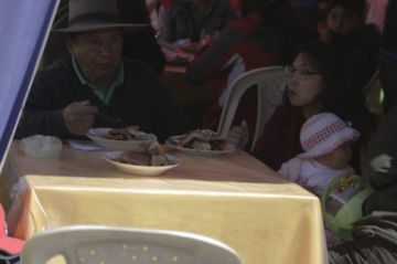 Hay comida y conjuntos folklóricos.