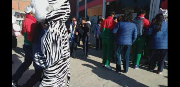 La llegada de las delegaciones. FOTO DDE