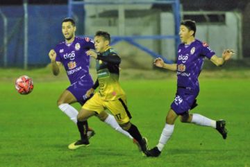 Dos jugadores se disputan la pelota.