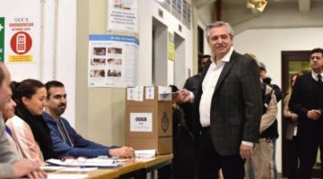 Fernández en el momento de votar. 
