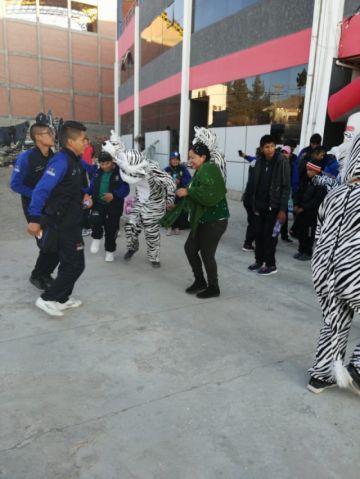 La llegada de las delegaciones. FOTO DDE