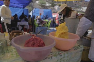 Hay comida y conjuntos folklóricos.