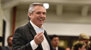 Fernández en el momento de votar.
