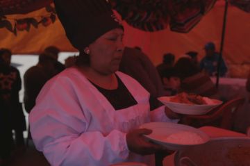 Hay comida y conjuntos folklóricos.