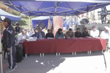 Hay comida y conjuntos folklóricos.