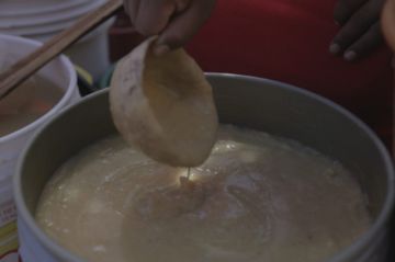 Hay comida y conjuntos folklóricos.
