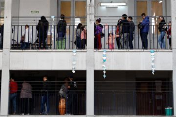 Hubo filas en los colegios electorales.