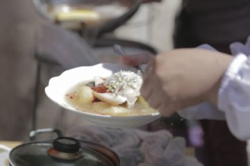 Hay comida y conjuntos folklóricos.