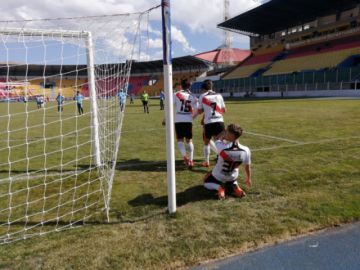 Festejo del primer gol.