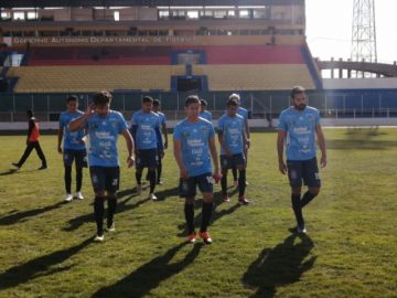 Jugadores de blooming abandonan cabizbajo el campo de juego tras la goleada que sufren